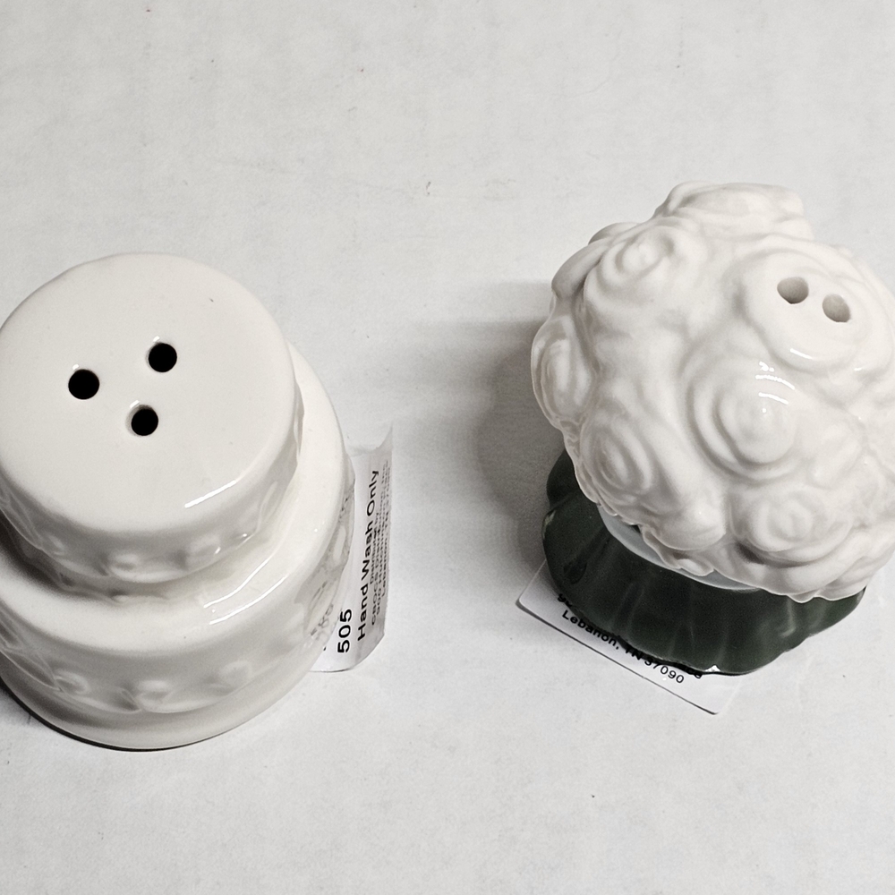 Miniature Salt And Pepper Shakers Shaped As A Wedding Cake In The Wedding Bouque - Picture 4 of 5
